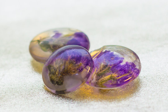 crystals made of epoxy resin with Limonium