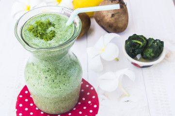 Healthy green smoothie with spinach,kiwi and lemon.