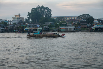 Naklejka premium CAN THO,VIETNAM - 03 May, 2017: Unidentified people on floating market in Mekong river delta. Cai Rang and Cai Be markets are very popular among the local citizens and tourists