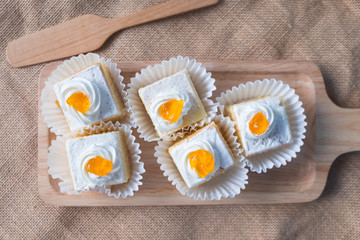 Vanilla butter cake topping cream
