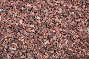 Concrete wall with brick-red pebbles