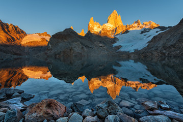 De weerspiegeling van de Monte Fitz Roy (Cerro Chalte) - de piek gelegen in Patagonië in het grensgebied tussen Argentinië en Chili, het uitzicht vanaf het pad in het Nationaal Park Los Glaciares