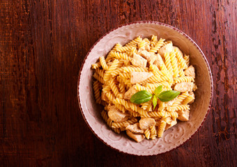 Pasta fusilli with chicken breast bites