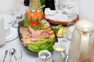 Jedzenie i picie na stole w restauracji, mięsa, warzywa, katering. - obrazy, fototapety, plakaty
