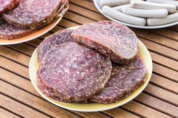 Rindfleisch Burger Patties auf einem Teller