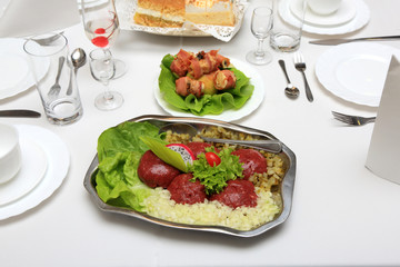 St&oacute;ł z jedzeniem i piciem w restauracji, mięsa, warzywa, katering.