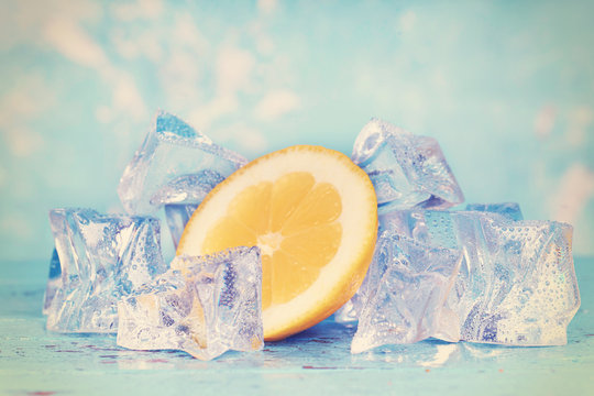 Eisw&uuml;rfel mit Zitrone