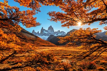 Fototapete Fitz Roy Der Herbstblick auf den Monte Fitz Roy (Cerro Chalte) - der Gipfel in Patagonien im Grenzgebiet zwischen Argentinien und Chile, der Blick vom Wanderweg im Nationalpark Los Glaciares