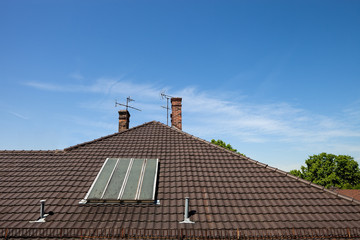 Dach Haus mit Schornstein und analoger Antenne