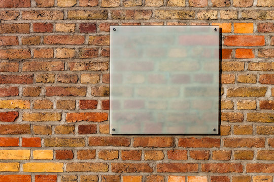 Backsteinwand mit Werbeschild aus Glas Hintergrund 