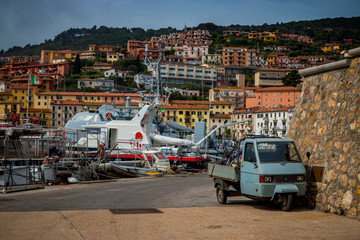 Sur le port de Porto Santo Stefano en Toscane