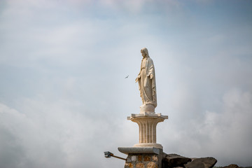 Vierge sur la digue du port de Porto Santo Stefano en Toscane