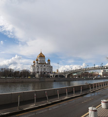 Mosca, Russia, 26/04/2017: la Cattedrale di Cristo Salvatore, la più alta chiesa cristiana ortodossa del mondo, e il ponte del Patriarca visto dalla riva sud del fiume Moscova