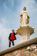 Fillette sur la digue du port de Porto Santo Stefano en Toscane