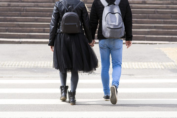 Obraz premium Two lovers cross the road on zebra