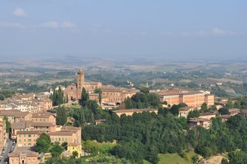 Fototapeta na wymiar Sienne et les collines du Chianti, vue du Facciatone, Italie