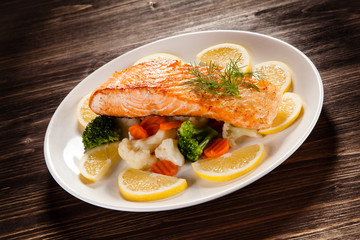 Grilled salmon with vegetables