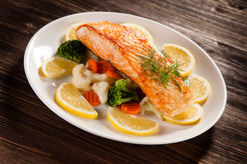 Grilled salmon with vegetables