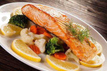 Grilled salmon with vegetables