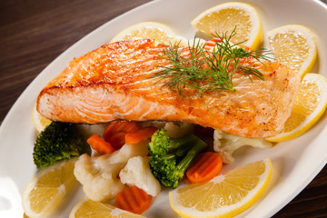 Grilled salmon with vegetables