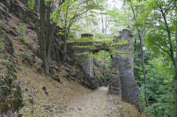 Close shot of the arch above the dirt path