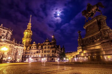 Obraz premium Theaterplatz zur blauen Stunde mit König-Johann-Reiterstandbild, Residenzschloss und katholischer Hofkirche - Dresden, Deutschland. 