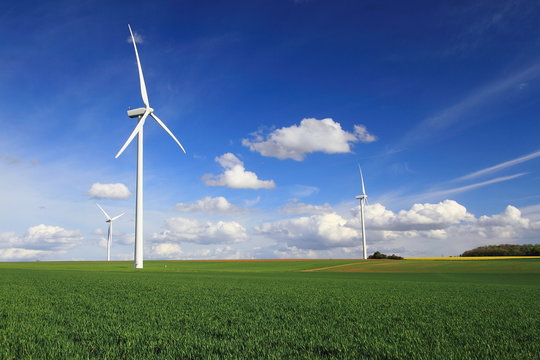 Energie renouvelable/Parc d'éoliennes dans la campagne en Haute Marne (France)