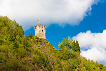 Fototapeta na wymiar Blick aus dem Ort Hornberg hirnauf auf den Schlossturm von Schloss Hornberg im Schwarzwald