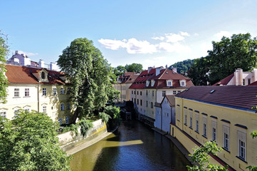 Fototapeta na wymiar River flows between the buildings