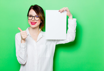 Naklejka premium young smiling woman with paper