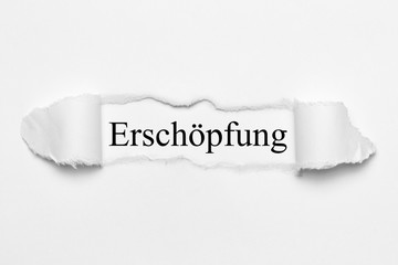 Erschöpfung auf weißen gerissenen Papier