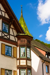 Reich verzierter Turm an einem historischen Fachwerkhaus in Hornberg im Schwarzwald