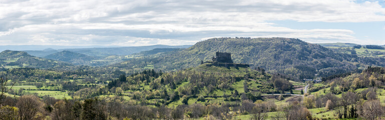 Fototapeta na wymiar château de Murol en Auvergne dans le Puy de Dôme
