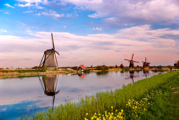 Mulini a vento al tramonto in Olanda