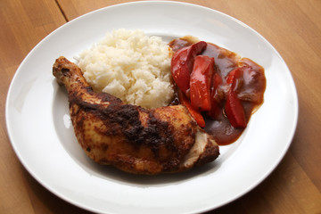 Hähnchenkeule mit Reis und Paprikagemüse