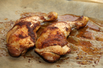 Hähnchenkeule auf Backpapier