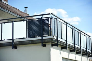 Modernr Balkon mit Edelstahl-Geländer an Hausfront