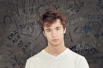 Fototapeta premium Teenager vor einer Wand mit Graffiti