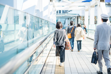 通路を歩く女性