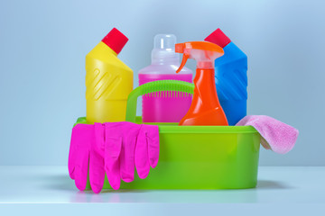 Набор предметов для уборки помещений на столе
