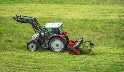 Traktor mit Mähwerk,  © defpics