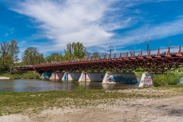 Thalkirchner Brücke in München unter weiß-blauem Himmel