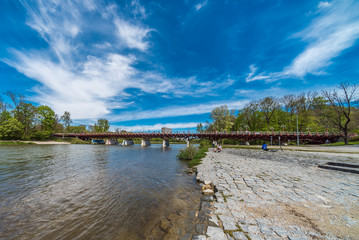 Thalkirchner Brücke in München in der Landschaft der Isar