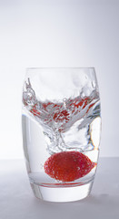 Spritzer im Glas mit Wasser und Erdbeere