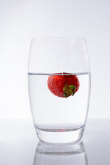 Glas mit Trinkwasser und Erdbeere
