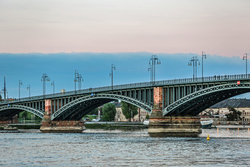 Fototapeta na wymiar Theodor-Heuss-Brücke in Mainz