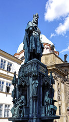 Fototapeta premium Statue of king on pillar