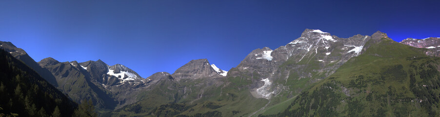 Fototapeta premium unterwegs auf der Großglockner Hochalpenstraße, hier ein Blick in das Käfertal bei Ferleiten