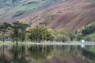 Obraz premium Stuning Autumn Fall landscape image of Lake Buttermere in Lake District England