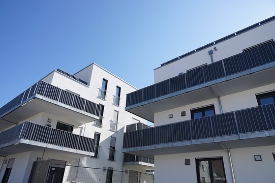 Immobilienmarkt: moderner Neubau kurz vor der Fertigstellung